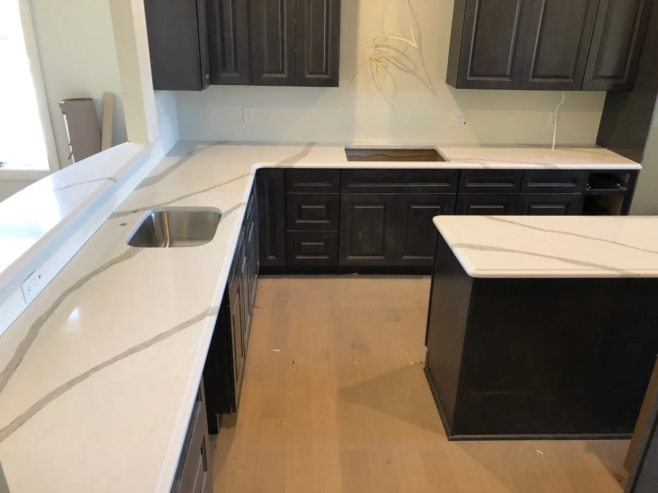 Two-tone kitchen with quartz