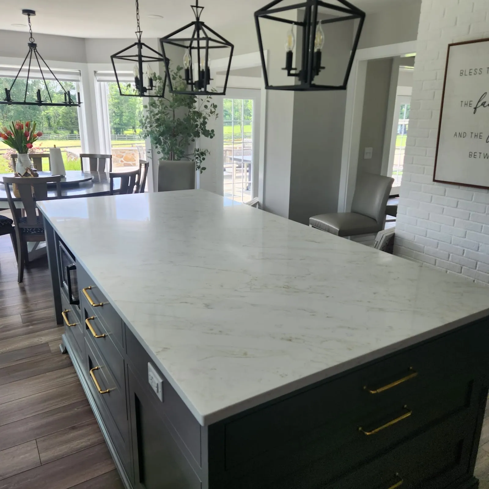 Soft-veined island, open plan