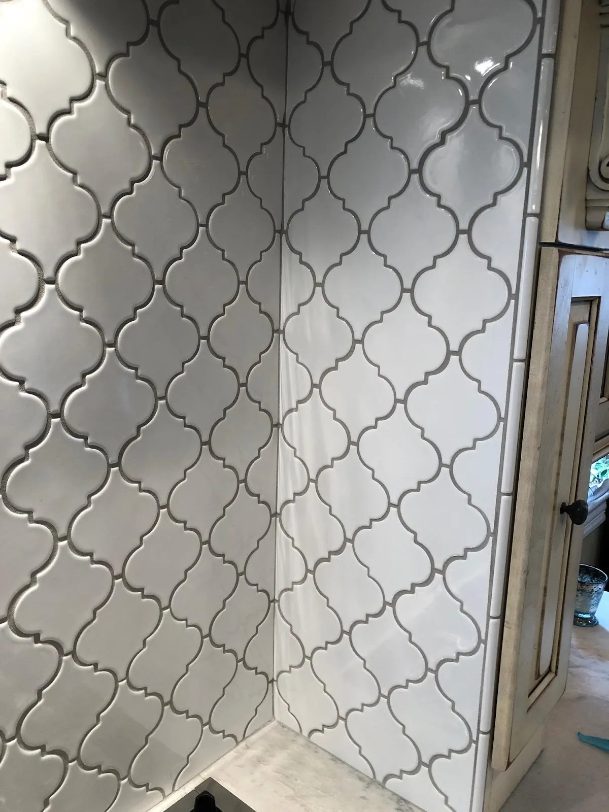 Arabesque wall tile