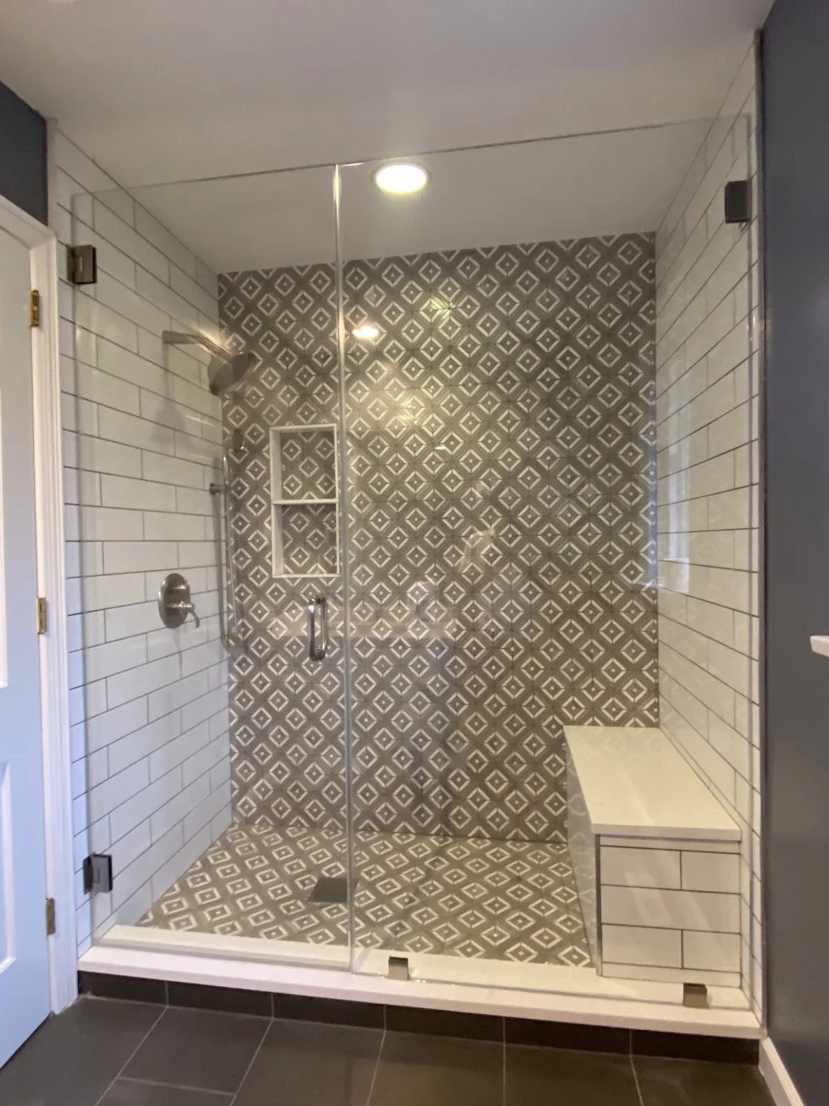 Patterned shower with niche